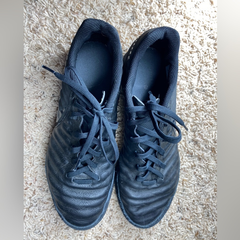 nike tiempo indoor soccer shoes Size 8.5 Black